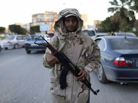 Een soldaat van het Libische leger gisteren in Benghazi.