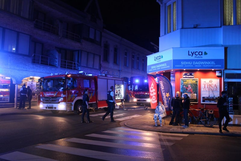 De brandweer houdt kijklustigen op afstand.