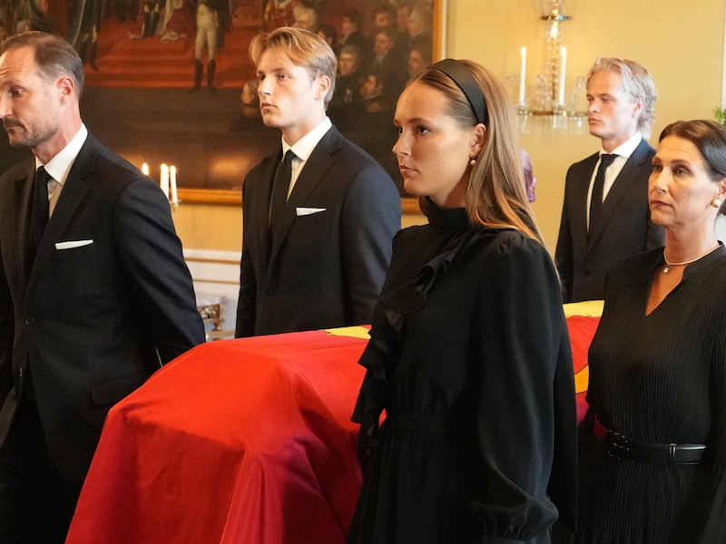 Controverse in Noorwegen omdat veroordeelde Marius kist van Harald mee mocht dragen: “Een brug te ver”