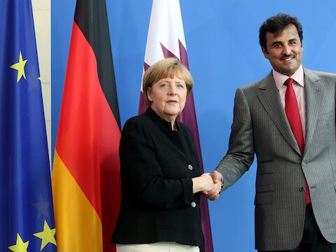 Sjeik Tamim Bin Hamad al-Thani schudt de hand van Angela Merkel