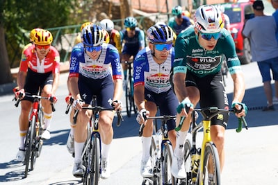 LIVE. Wout van Aert nestelt zich in sterke vlucht, ruime groep van 54 (!) renners met Jarno Widar en Thibau Nys in tegenaanval