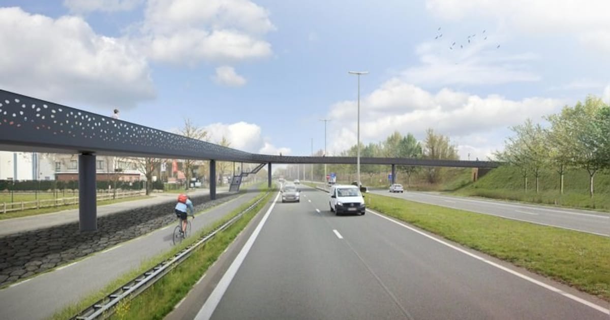 fietsbrug-over-r4-n-dag-dicht-voor-afwerking-wegdek-evergem-hln-be