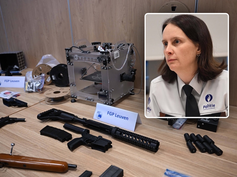 Tientallen metalen en plastic wapenonderdelen en gebruiksklare 3D-vuurwapens werden in beslag genomen. Inzet: Lieve Craps, directeur operaties bij de FGP van Leuven.