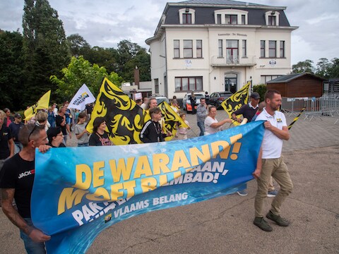 Vlaams Belang Wetteren protesteert tegen de sluiting van openluchtzwembad De Warande. 