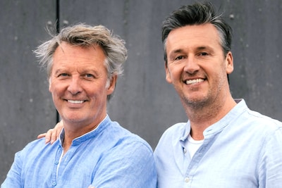 Davy Gilles onthult hoe hij ooit twee ribben van Chris Van Tongelen brak: “Ik wil me daar vandaag voor excuseren”