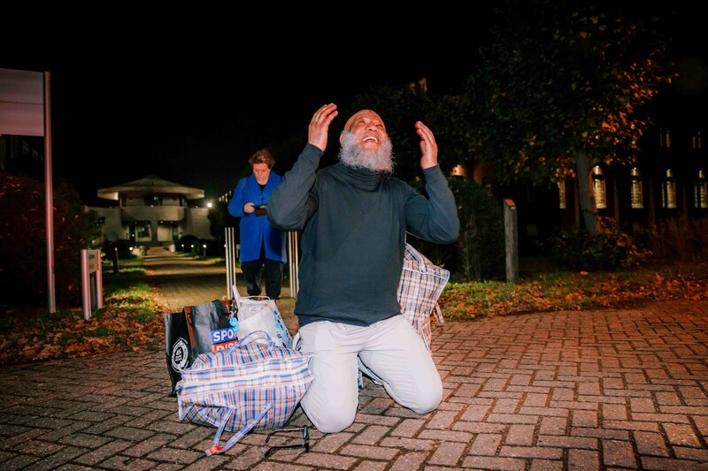 Nizar Trabelsi knielde uit dankbaarheid nadat hij werd vrijgelaten uit het gesloten centrum.  