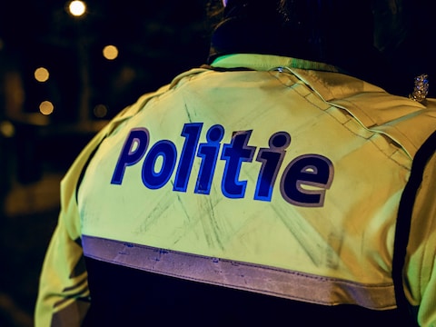 Busje belandt op zijn zijde na botsing in Hamont-Achel