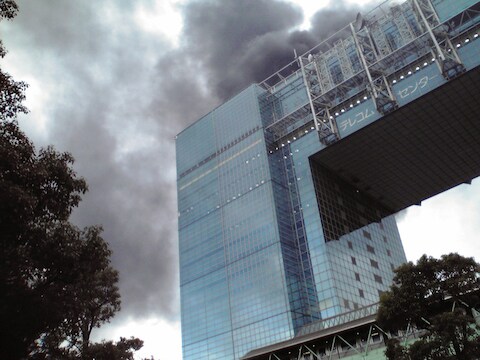Een gebouw in Tokio staat in brand na de aardbeving.