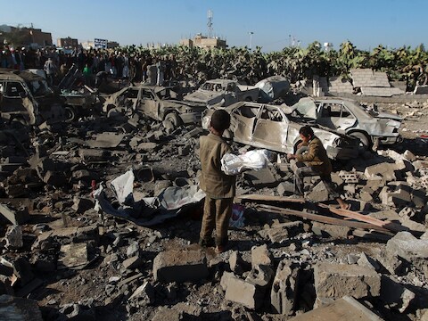 Bij een Saoedisch luchtbombardement op Houthi-stellingen rond de luchthaven in Sanaa zijn minstens 13 doden gevallen.