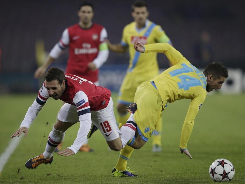 Dries Mertens geeft zich volledig in dit duel met Cazorla Die tomeloze inzet was tekenend voor de match van de Rode Duivel.