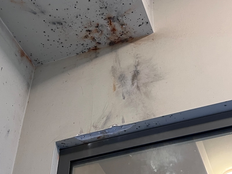 De schade in de inkomhal is groot. De impact van het vuurwerk is duidelijk zichtbaar.