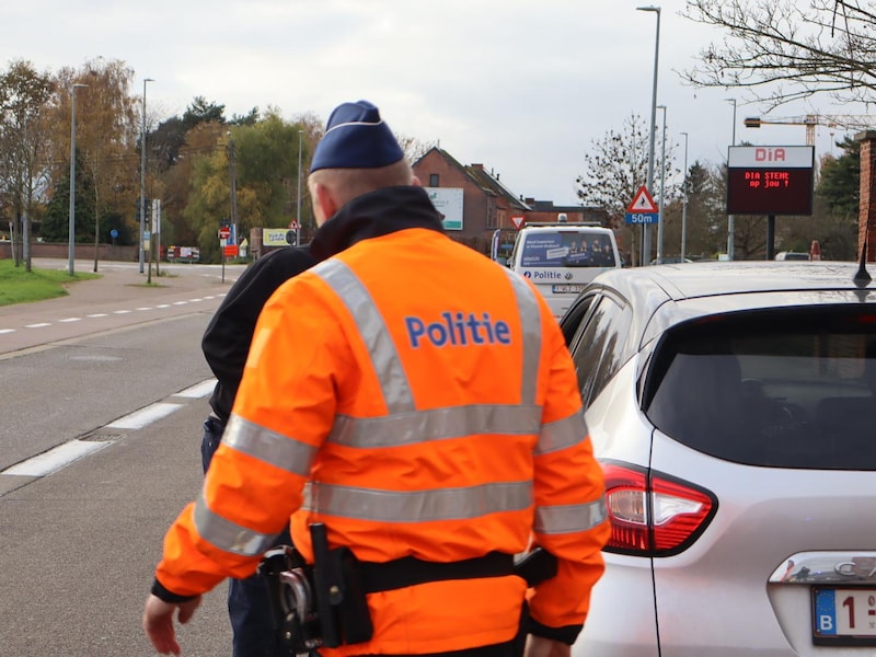 Een man had niet door dat een politiecombi achter zijn splinternieuwe BMW reed in Deinze.