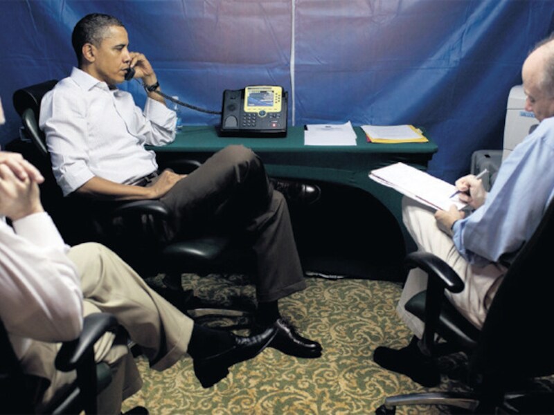 Een foto van Barack Obama uit 2011, toen hij in Argentinië in zijn afluistervrije tent werd bijgepraat over de situatie in Libië.