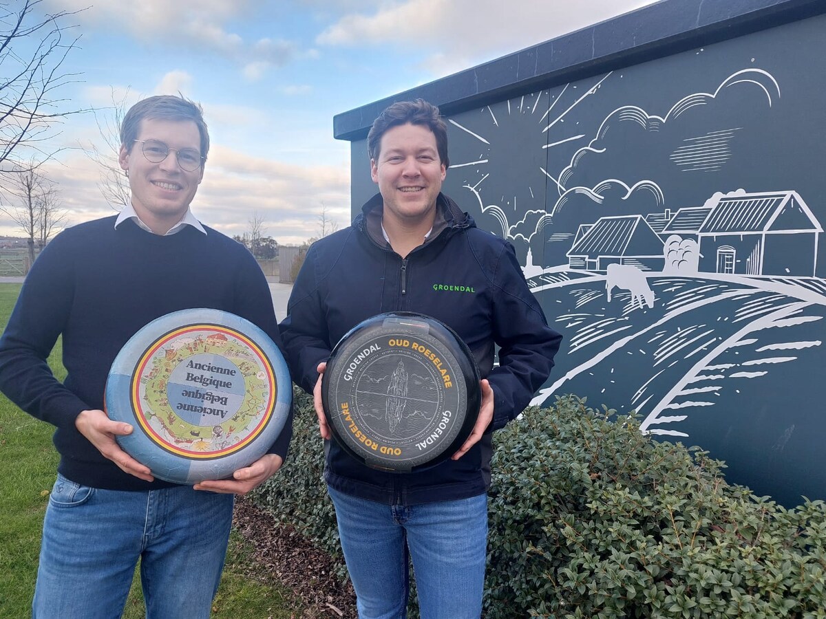 Carl-Victor (izquierda) y Louis-Philippe Deweer de la quesería 't Groendal. Carl-Victor muestra el Ancienne Belgique, declarado mejor queso del mundo.