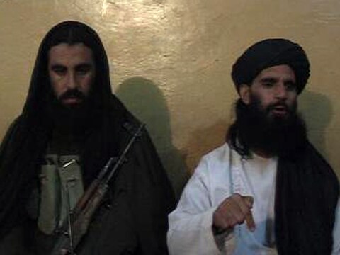Leden van Tehreek-e-Taliban kondigen op een persconferentie de nieuwe leider Fazlullah aan.