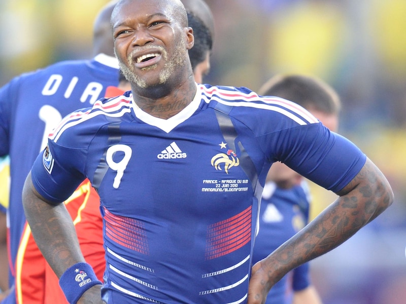 Djibril Cissé, hier bij de nationale ploeg, staat bekend om zijn opmerkelijke kapsels en baarden.