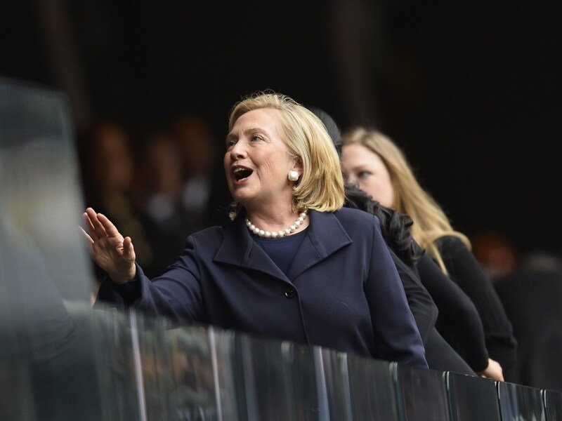 Clinton bij de herdenkingsdienst voor Nelson Mandela in Johannesburg.