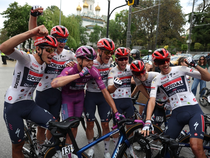“Giro kan niet meer stuk...en wij zijn nog niet eens in Italië”: Paul Magnier andermaal de snelste na koninklijke sprint tegen Milan en Groenewegen