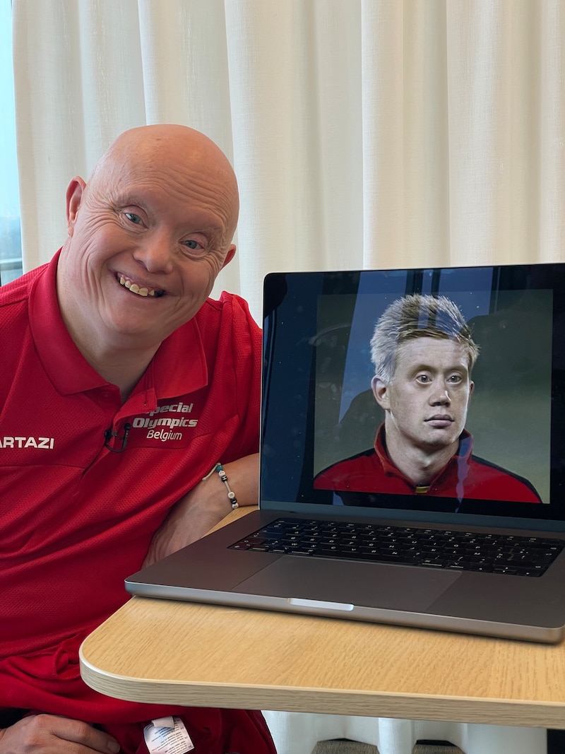 Christoph Swaenepoel naast het beeld van Kevin De Bruyne met zijn ogen. 