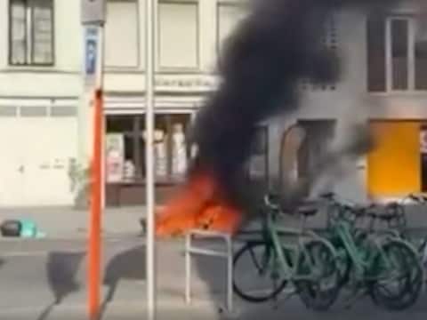 In de Overleiestraat in Kortrijk brandde een bromfiets uit.