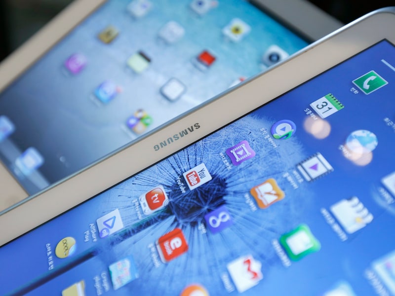 De Galaxy Tab van Samsung en op de achtergrond Apples iPad.