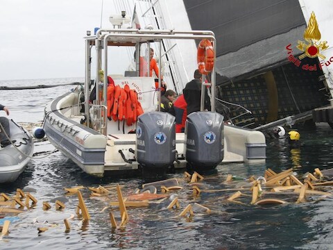 Meubels drijven uit het wrak van de Costa Concordia.