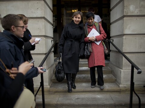 Weduwe Marina Litvinenko verlaat de hoorzitting in Camden Town Hall in Londen.