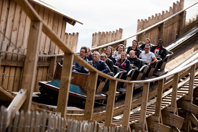 Als Plopsaland open mag, dan zouden medewerkers na elke rit de beugels van de attractie ontsmetten