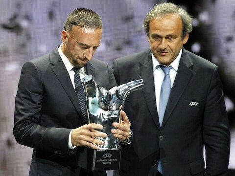 Michel Platini (r) met Bayern München-speler Franck Ribéry.