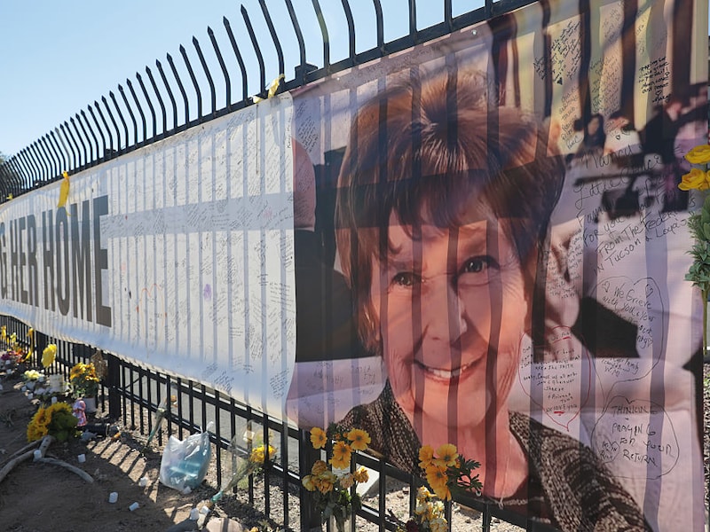 Een spandoek met de tekst ‘Breng haar naar huis’ over Nancy Guthrie in Tucson, Arizona, 3 maart.