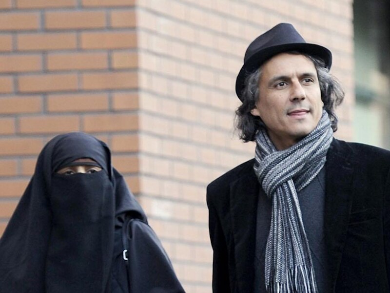 Rachid Nekkaz (rechts) en een moslima