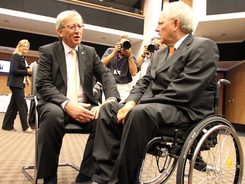 Jean-Claude Juncker (links) in gesprek met Duits Minister van Financiën Wolfgang Schäuble.