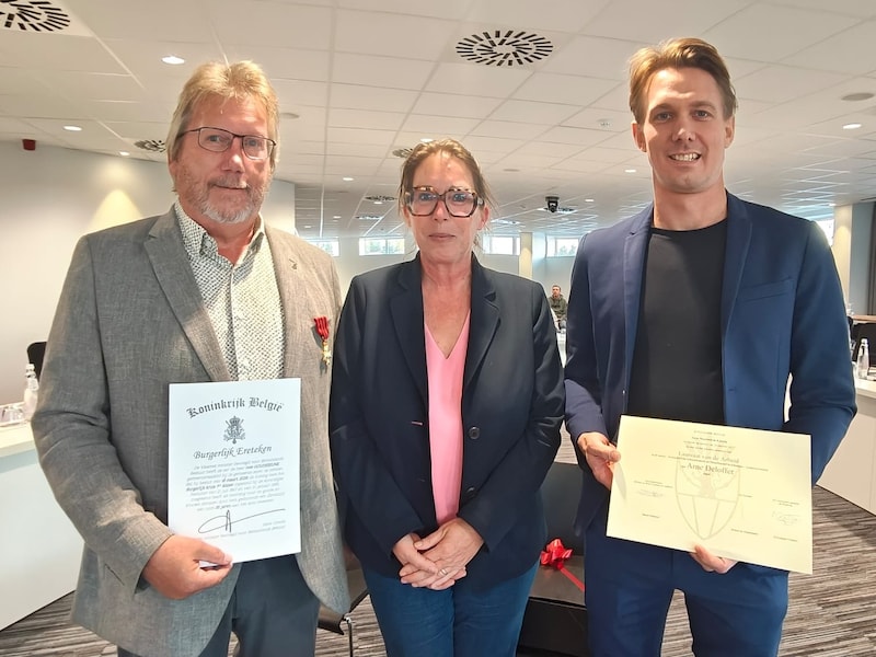 Gemeenteraadslid Ives Goudeseune en Arne Deloffer, samen met  burgemeester Katrien Desomer. Jan Delie ontbreekt op de foto, hij kon er niet bijzijn op de huldiging. 