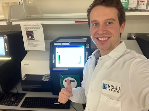 Mattijs Bulcaen in zijn lab in Harvard. Hij doet er onderzoek naar mucoviscidose.