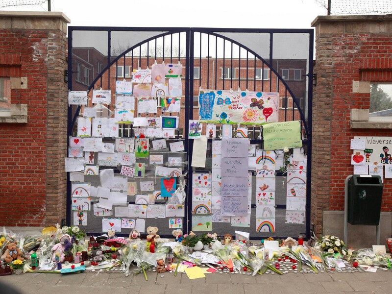 Meteen na de ramp werden aan de school veel bloemen neergelegd en tekeningen opgehangen.