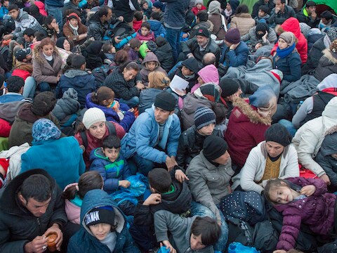 Duizenden vluchtelingen zitten opeengepakt in het opvangkamp van Idomeni, aan de grens tussen Griekenland en Macedonië.