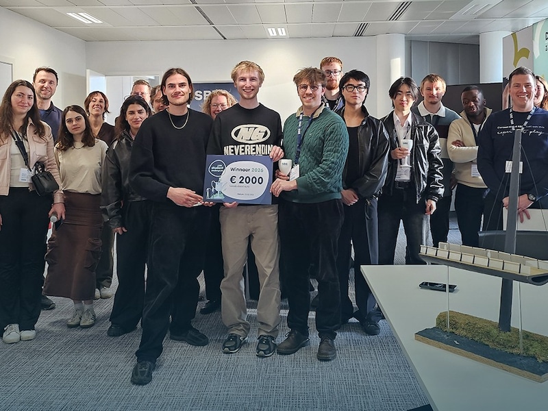 De winnaars gaan met een cheque van 2.000 euro naar huis. Foto: de winnaars van vorig jaar