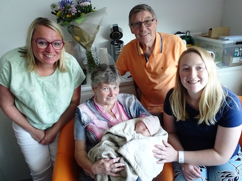 Monique Hoorelbeke (74) – oma Cindy Roets (49) – mama Kyani Coulier (24), Aurélie en Fons Roets
