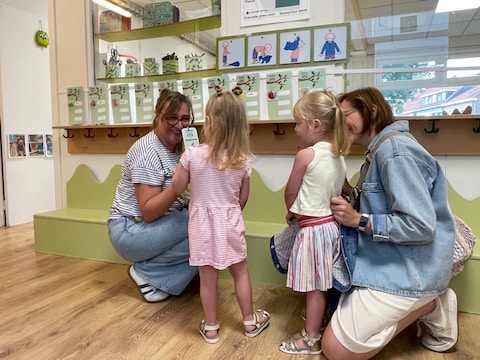 Tweelingzussen Emmy en Lena verkennen hun opgefriste peuterklas in GO Basisschool Stene