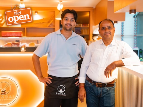 Zoon Aayush en vader Ramchandra Subedi in Sendai Sushi in Mortsel.