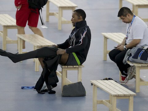 Shani Davis trekt zijn schaatspak aan.