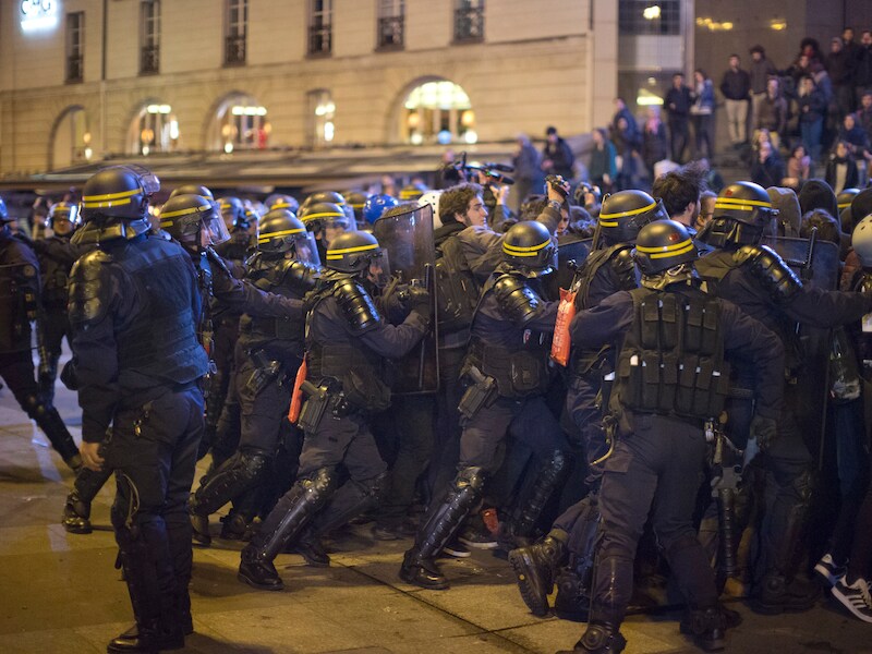 Op de Place de la Bastille in Parijs kwam het tot schermutselingen tussen de oproerpolitie en manifestanten.