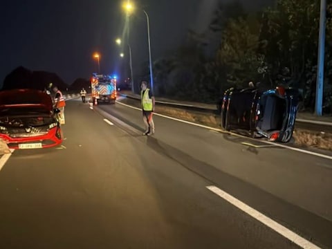 Het ongeval gebeurde op de R4 richting Zelzate. Een wagen kwam op z’n zijkant terecht. 