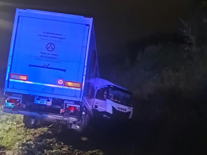 De vrachtwagen van Bpost belandde vrijdagavond in de gracht naast de Industrieweg in Gent.