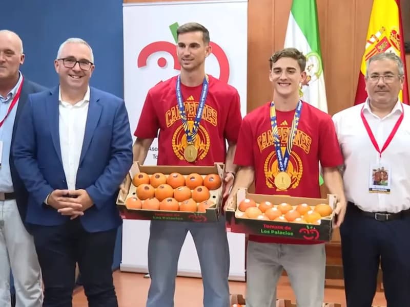 KIJK. Van een originele attentie gesproken: Fabian Ruiz en Pablo Gavi krijgen na wereldtitel... ruim 150 kilo tomaten