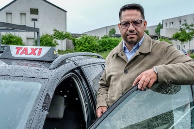 Taxichauffeur Hicham (47) achtervolgt aanrijder op 3 wielen van Kortrijk tot Avelgem: “De gensters spatten op het wegdek”