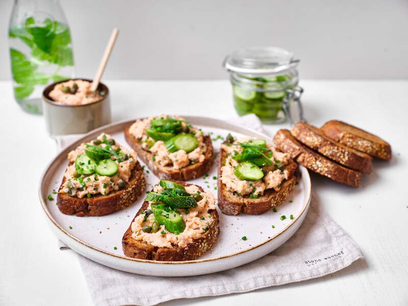 Zomerse lunch à la Scandi: krokante desemtoast met zalm en komkommersalsa
