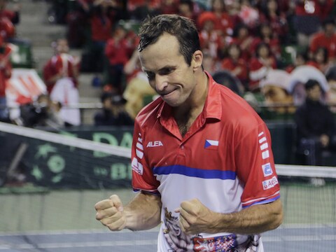 Radek Stepanek viert de Tsjechische overwinning.