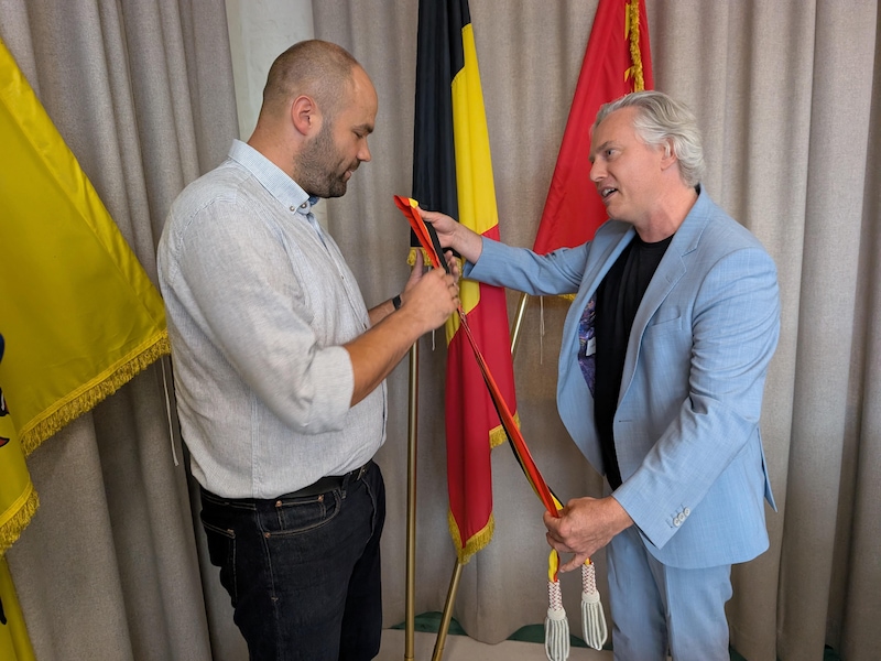 Met frigobox naast zijn bureau begint Kasper Vandecasteele als burgemeester van Menen