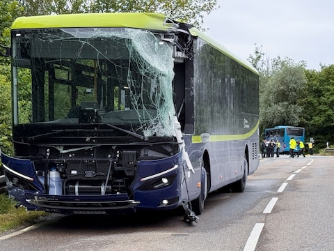 Kind overleden bij zwaar busongeval in Duitsland: schoolbus met ...